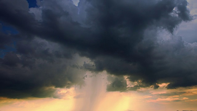 自然背景的时间流逝暴风雨的天空和大风黑色暴风雨的架子云与大雨视频素材