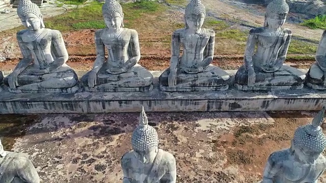4k航拍电影飞过一群佛像，泰国nakorsrithammarat视频素材