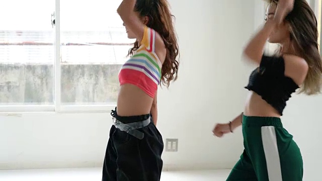 年轻的成年女子和朋友跳舞视频下载
