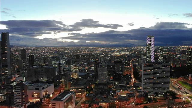 从无人机的角度拍摄的波哥大夜晚视频下载