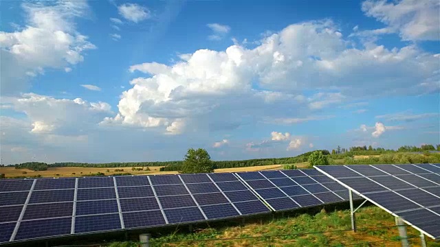 可再生能源:现代太阳能电池板和风力涡轮机视频素材
