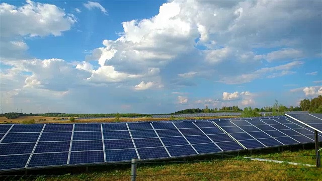 可再生能源:现代太阳能电池板和风力涡轮机视频素材