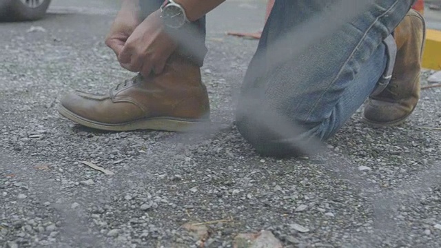 近距离看，一个正在系鞋带的亚洲男人视频素材