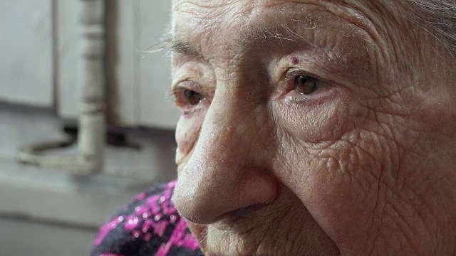 忧郁忧郁的老女人的肖像集中在她的眼睛视频素材