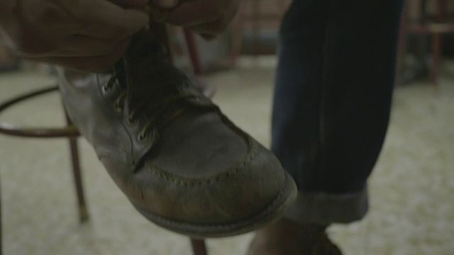 近距离看，一个正在系鞋带的亚洲男人视频素材