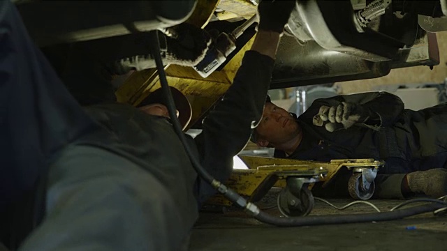 机械师使用电动工具铺在卡车下面/美国犹他州奥罗拉视频素材