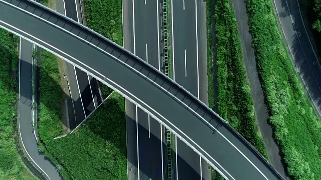 自然界中多车道公路鸟瞰图视频素材