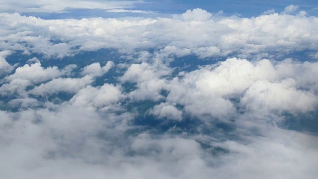 4 k。从飞机窗口鸟瞰。美丽的白云在蓝天的背景。乘飞机旅行。视频素材