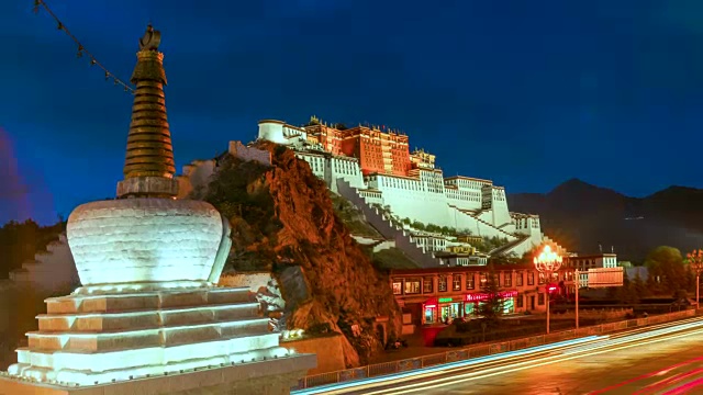 4K时间流逝电影日落场景与红绿灯布达拉宫，中国西藏视频素材