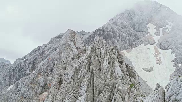 崎岖的岩石山顶视频素材