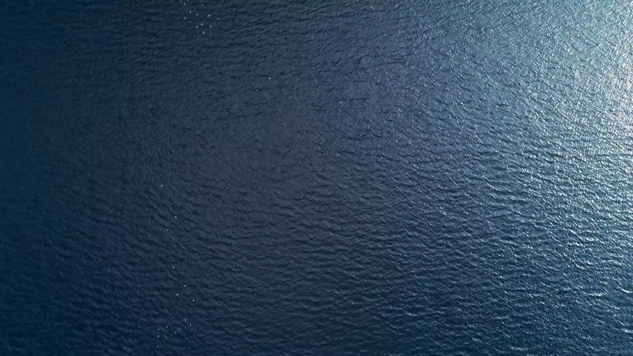 北蓝波浪在海湾从顶部看视频下载