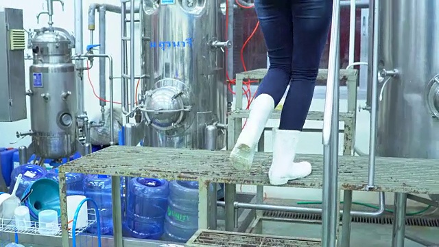 慢镜头:在工厂里使用平板电脑工作的女工程师视频素材