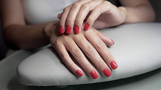 美丽的女性手与红指甲美容美甲沙龙。漂亮的女性指甲和美甲。视频下载