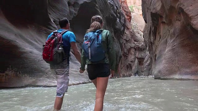 一对年轻夫妇在峡谷里牵着手视频素材