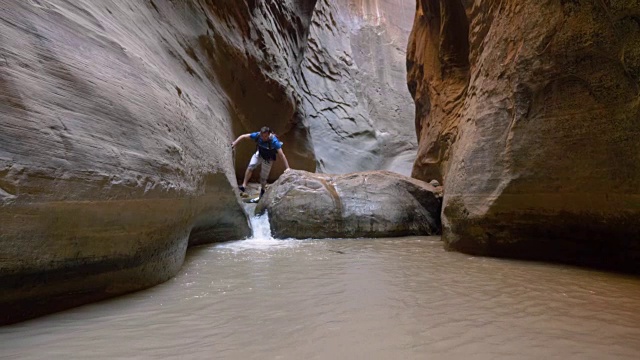 男人徒步穿越狭缝峡谷视频素材