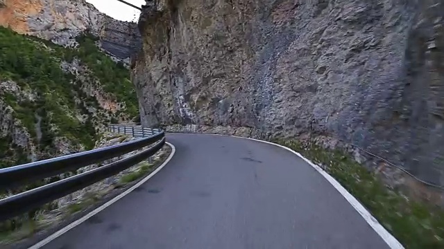 在比利牛斯山脉一条美丽的山路上开车。视频下载