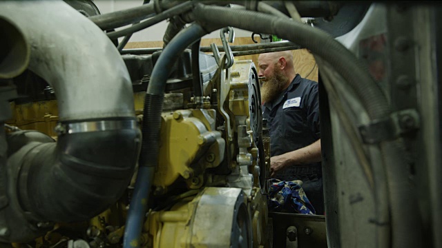 美国犹他州奥罗拉的机械师拆卸卡车发动机零件视频素材