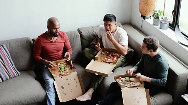 男性朋友在公寓里吃披萨外卖视频素材