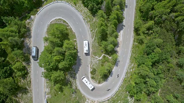 在蜿蜒的山路上行驶的飞行器视频素材