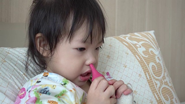 小女孩因患流感在医院里躺在床上。视频下载