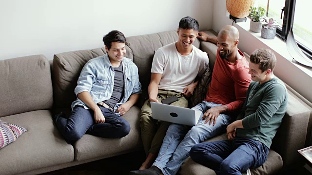头顶拍摄的一群男性朋友在笔记本电脑上看视频视频素材