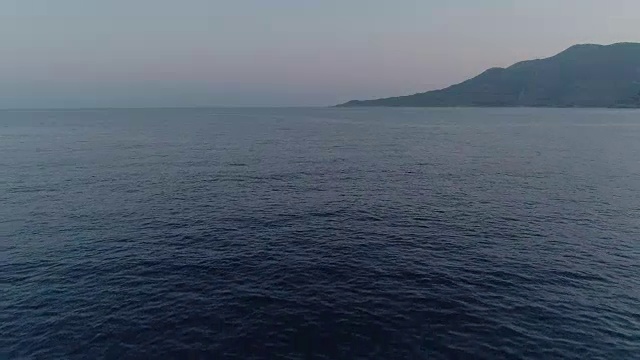 鸟瞰图飞过一个遥远的岛屿在爱琴海。火鸡视频下载