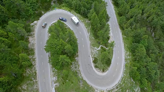 空中的一个繁忙的道路蜿蜒在山上视频素材