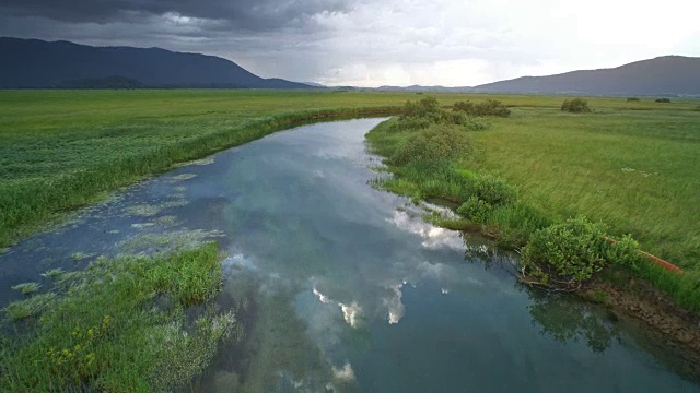 空中的沼泽河在平静的水面上反射着灰色的暴风雨云视频素材