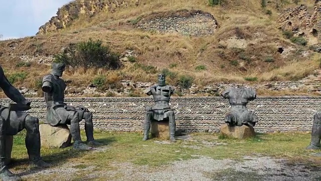 格鲁吉亚哥里要塞前的格鲁吉亚勇士纪念碑。视频下载