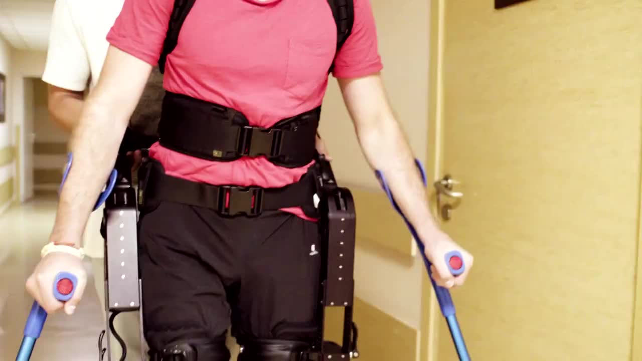 矫形器跛腿用拐杖支撑行走视频素材