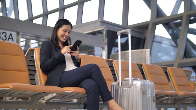 女商人在机场使用电话视频素材