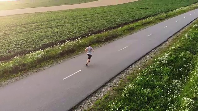 运动员在路上奔跑。quadrocopter拍摄视频素材