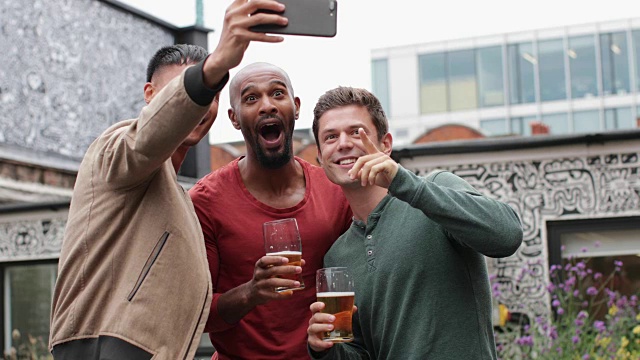 一群男性朋友在户外酒吧自拍视频素材