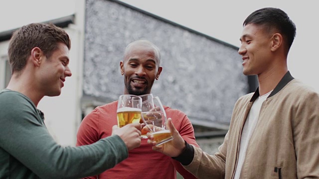 一群男性朋友在户外酒吧视频素材