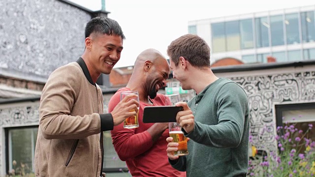 男性朋友在户外酒吧用智能手机看视频视频素材