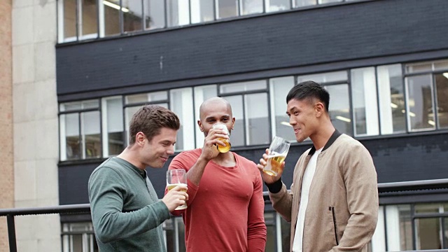一群男性朋友在户外酒吧视频素材
