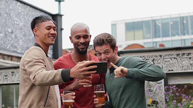 一群男性朋友在户外酒吧自拍视频素材