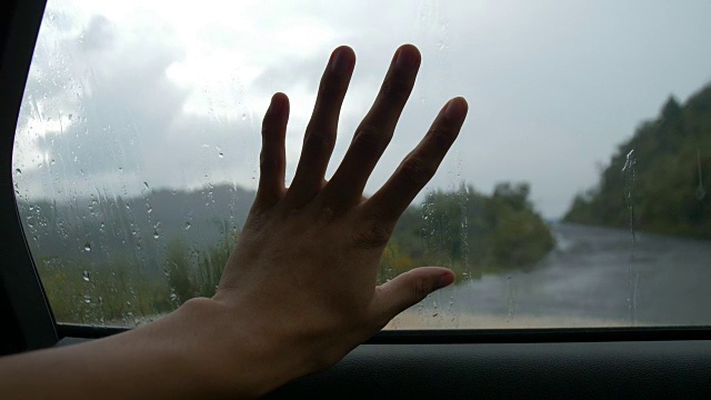 在雨天用手触摸车窗视频素材