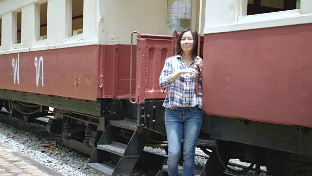4 k。亚洲女游客挥手告别在火车站离开火车。拜拜视频素材