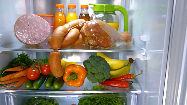 打开装满食物的冰箱视频素材