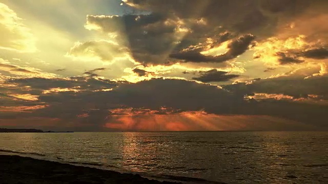 时光流逝，希腊海滩上的日落视频素材