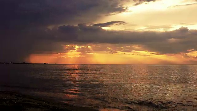 希腊哈尔基迪基海滩上的日落视频素材