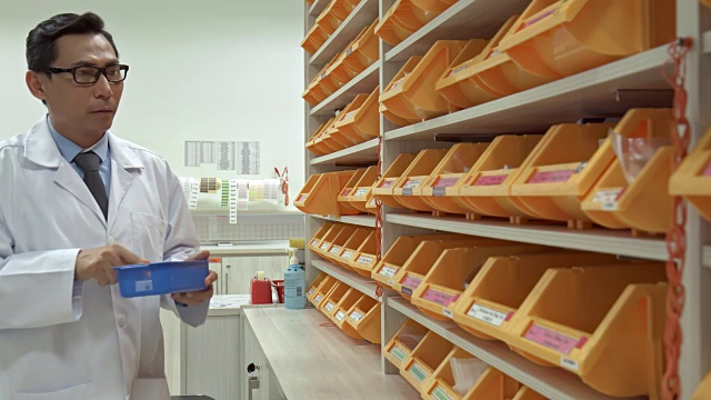 亚洲药剂师在药房处理订单的实时视频视频下载