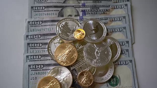 百元钞票上的各种金银硬币视频素材