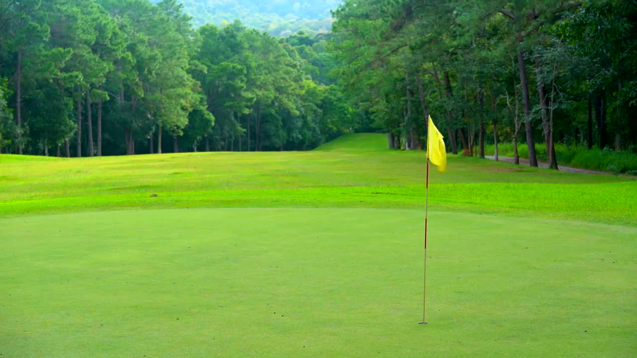 美丽的高尔夫球场，高尔夫球手打高尔夫运动视频素材