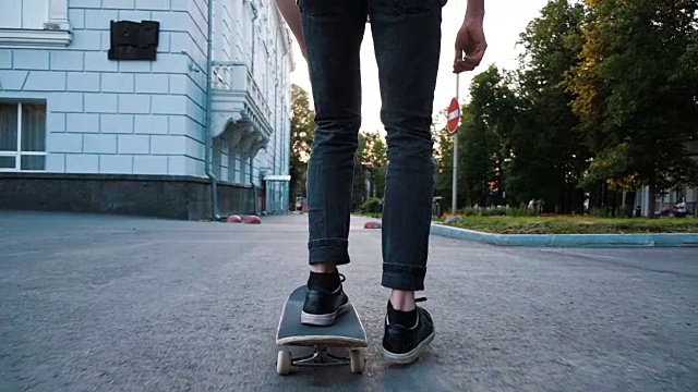 一个人在滑板上做了一个特技踢腿，但在近距离的慢动作中失败了视频下载