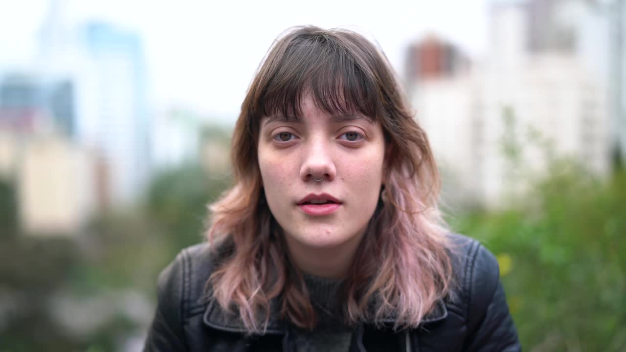 年轻潮女肖像在城市视频素材