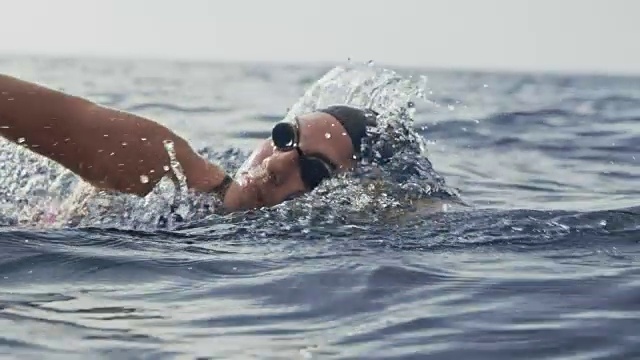 SLO MO TS女游泳运动员在海里游泳前爬泳视频素材