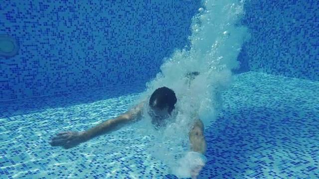 男子跳进游泳池视频下载