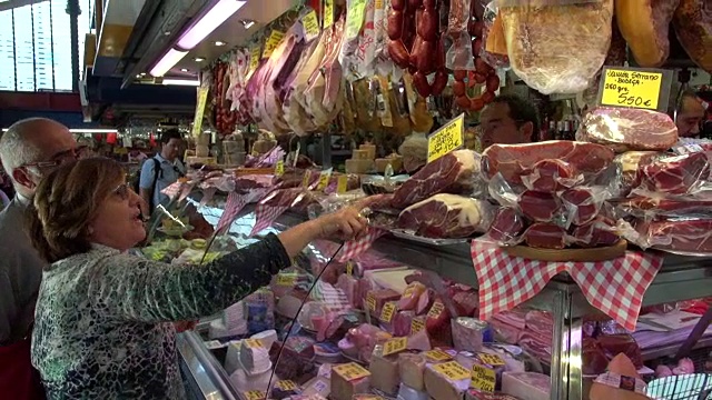 各种各样的奶酪和火腿在食品市场出售视频下载